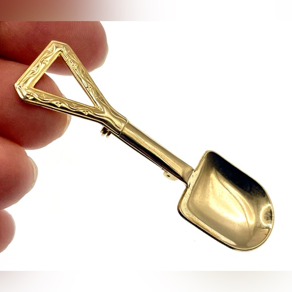Vintage Gold Tone Shovel Gardening Brooch Pin - Picture 3 of 5